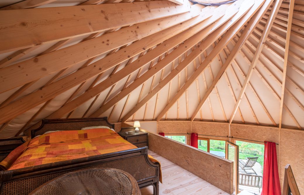 La chambre à coucher dans la mezzanine de la yourte